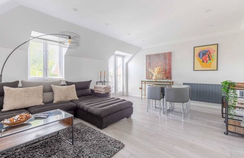 Brondesbury Park Apartment | Dazzling 2BD Flat, 30 Mins from Paddington!