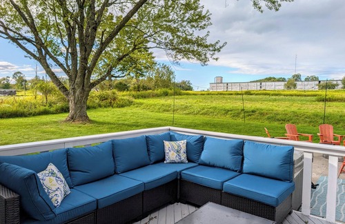 Swan Lake House | Dazzling Design, Hot Tub, Huge Rooms, Privacy, 20 acres