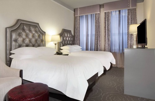 The Loop Hotel | Dazzling Downtown Stay Near Riverwalk & Museums | 4 Amazing Rooms