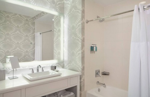 The Loop Hotel | Dazzling Downtown Stay Near Riverwalk & Museums | 4 Amazing Rooms