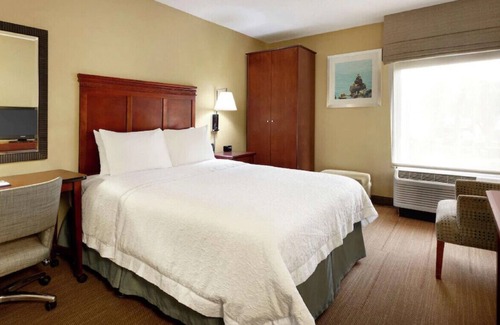 Oakland Park House | Dazzling Queen Room for Work and Leisure!