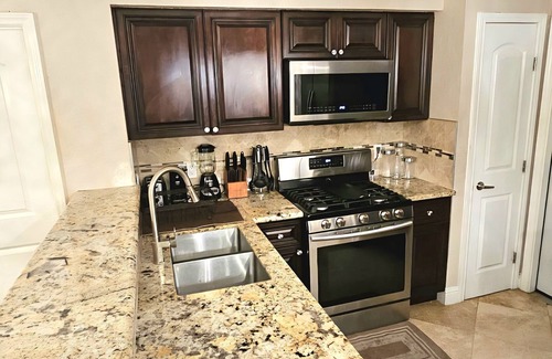 Houston House | Dazzling & Spacious 1-bedroom house conveniently located in Houston!