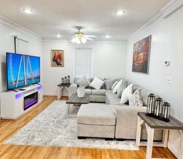 Douglas Park House | DC Getaway Cozy 4BR Oasis by Metro and Airports