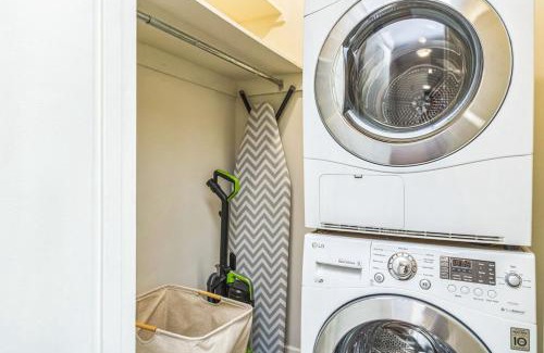 Crystal City Apartment | DCA Family Suite-Free Parking-Sleeps 8-Exec Stays!