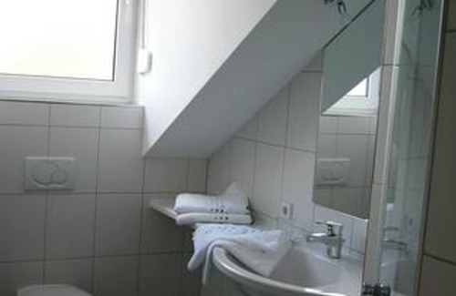 Ilbesheim Bed & Breakfast | Double Room Shower/WC "206" - Weingut-Gästehaus Hans Dieter Bosch