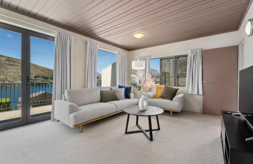 Frankton House | De La Mare views