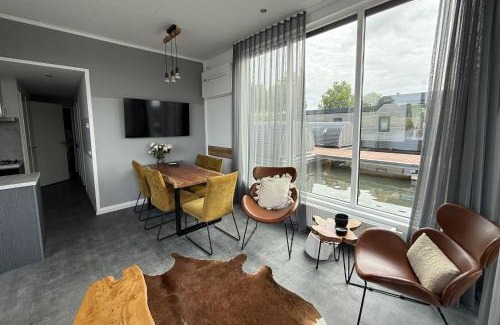 Montfort Boat Rental | De Maasterp - Woonboot 2