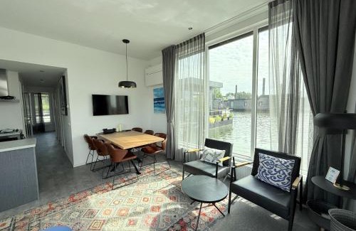 Montfort Boat Rental | De Maasterp - Woonboot 5