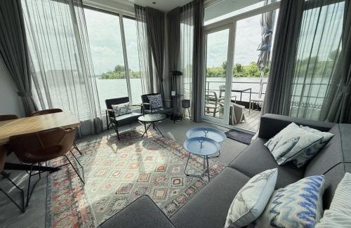 Montfort Boat Rental | De Maasterp - Woonboot 5