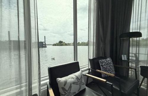 Montfort Boat Rental | De Maasterp - Woonboot 5