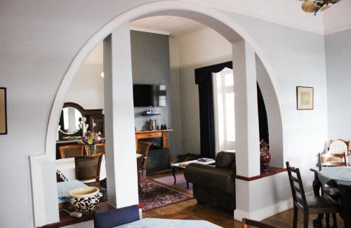 Oudtshoorn Bed & Breakfast | De Oude Yotclub