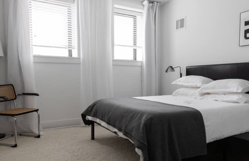 East Hyde Park Apartment | Debonair HP Studio with Lake View by Zencity