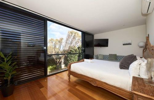 Anglesea House | Debonair Townhouse - 150 metres to beach