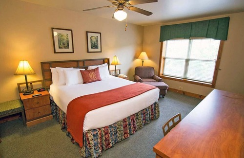 Gatlinburg Resort | Dec. 21-28, 2024 Beautiful views of Gatlinburg and the Smokies!