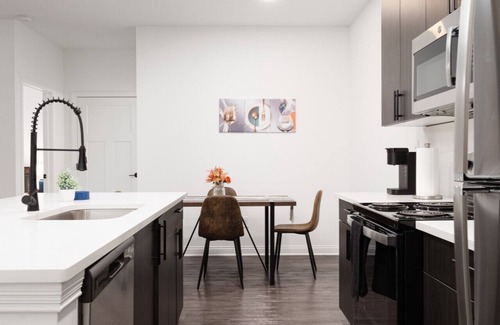 Whitestown Apartment | Decadent Haven Spacious 2BR 2BA King Beds WFH GYM