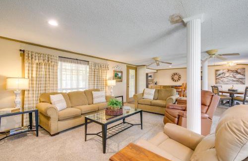 Tunica House | Deck and Fire Pit! Cabin Half-Mi to Tunica Lake