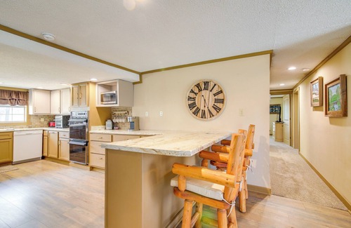 Tunica Cabin | Deck & Fire Pit! Cabin Half-Mi to Tunica Lake
