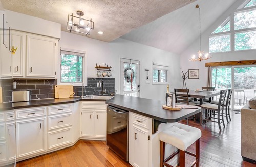 Albrightsville Cabin | Deck, Fire Pit & Pool Access: Pennsylvania Home!