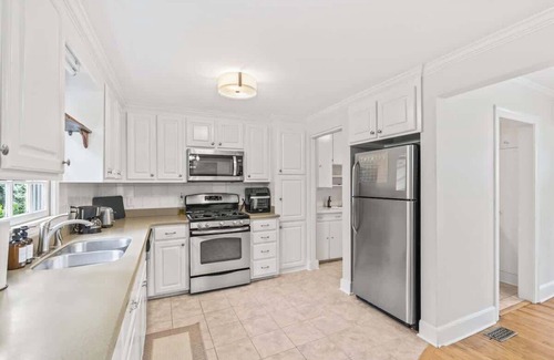 Columbia House | Deck, Firepit, King, 5 TVs, BBQ, Large Backyard