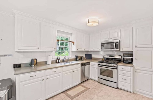 Columbia House | Deck, Firepit, King, 5 TVs, BBQ, Large Backyard