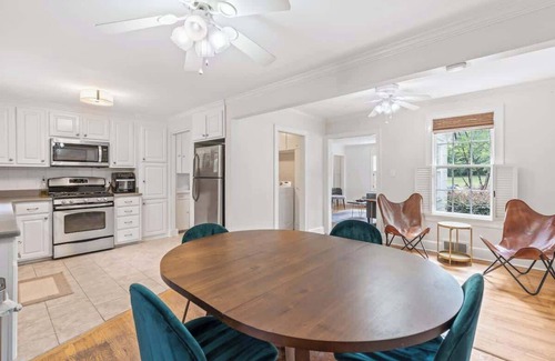 Columbia House | Deck, Firepit, King, 5 TVs, BBQ, Large Backyard