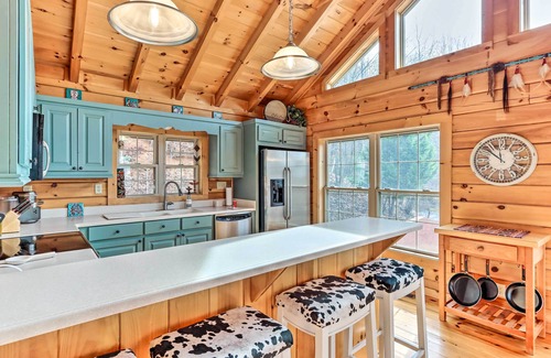 Warne Cabin | Deck & Game Room: Blue Ridge Mountain Cabin!