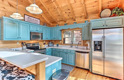 Warne Cabin | Deck & Game Room: Blue Ridge Mountain Cabin!