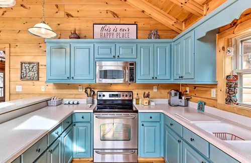 Warne Cabin | Deck & Game Room: Blue Ridge Mountain Cabin!