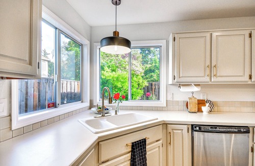 Beaverton House | Deck & Gas Fire Pit: Gorgeous Home in Beaverton!