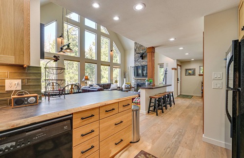 Packwood Cabin | Deck, Hot Tub & Fire Pit: Mtn-View Packwood Cabin