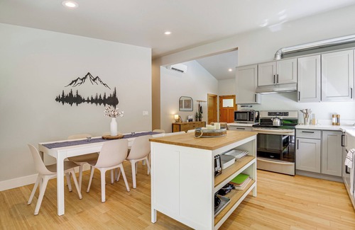 Gold Bar Cabin | Deck, Hot Tub & Views: Sleek Getaway in Index!