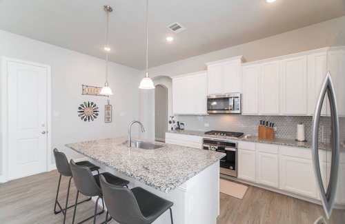 Conroe House | Deck, Private Gym & Comm Pools near Woodlands Mall