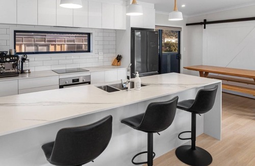 Waihi Beach House | Decked out on Leo Sum
