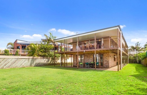 Pottsville House | Deckhouse Surfside - Spacious Family Home with Beach Access