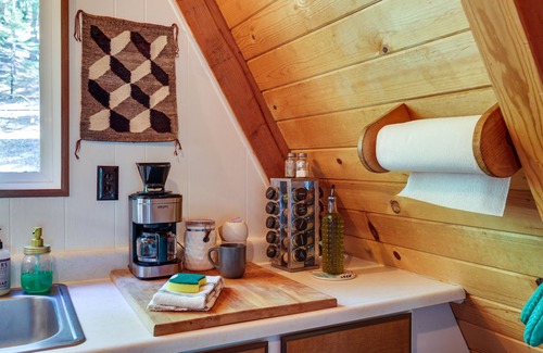 Arnold Cabin | Decks, Grills + Fire Pit: Camp Connell Hideaway!