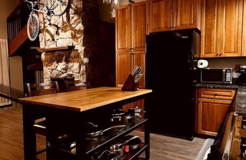 Green Mountain Falls Cabin | Decks+Views+Hot Tub+Fireplaces+Heart = A Cabin Beloved by All