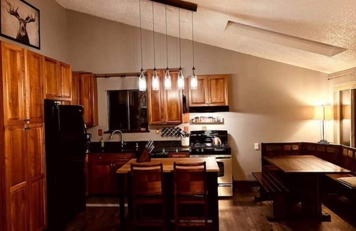 Green Mountain Falls Cabin | Decks+Views+Hot Tub+Fireplaces+Heart = A Cabin Beloved by All