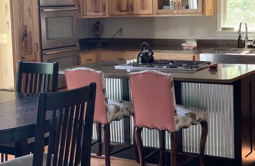 Helen House | DECKS, VIEWS, & NEAR MT. YONAH TRAIL HEAD, HOT TUB
