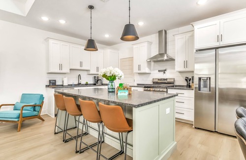 South Pensacola House | Decompression Zone - Modern Downtown Retreat