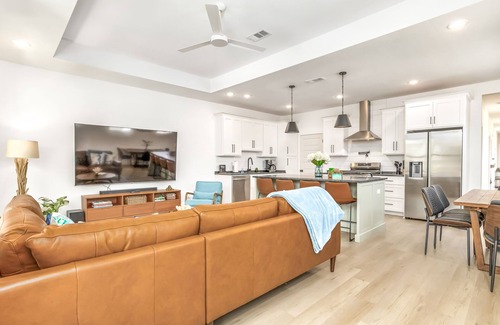 South Pensacola House | Decompression Zone - Modern Downtown Retreat