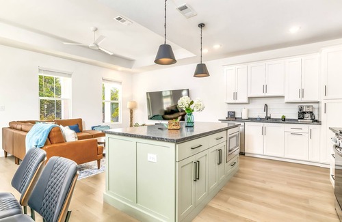 South Pensacola House | Decompression Zone - Modern Downtown Retreat