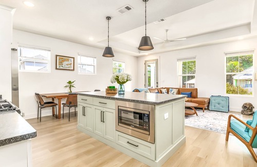 South Pensacola House | Decompression Zone - Modern Downtown Retreat