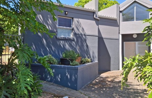 Kenridge Apartment | Dee-Ones at Napier , Self Catering with pool , 2 min from Durbanville Winelands