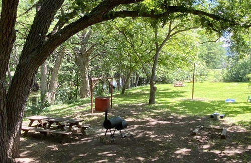 Leakey House | DEEP Frio River-Inside River Views, Ping Pong, Pool Table, Rope Swing, Kayak!