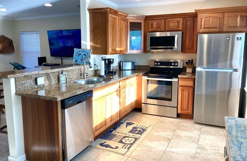 Marathon House | Deep Water Canal, Swim Spa Pool, Kayaks, Walk to Ocean Front Bars & Restaurants!