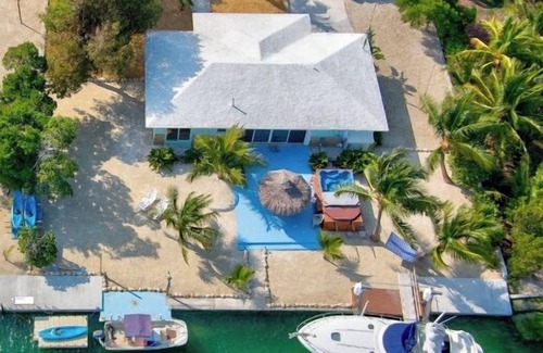 Marathon House | Deep Water Canal, Swim Spa Pool, Kayaks, Walk to Ocean Front Bars & Restaurants!