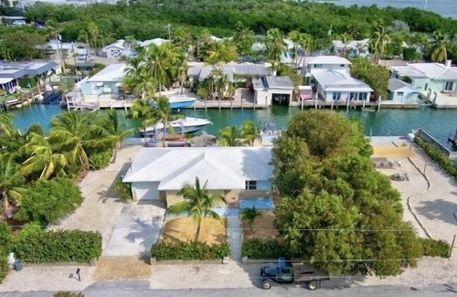 Marathon House | Deep Water Canal, Swim Spa Pool, Kayaks, Walk to Ocean Front Bars & Restaurants!