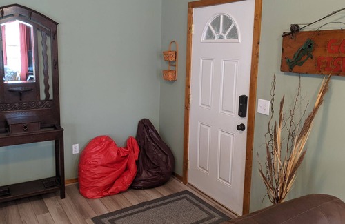 Eatonton Cabin | Deep Water Cove, WI-FI, Great Swimming & Fishing, peaceful from lake traffic.