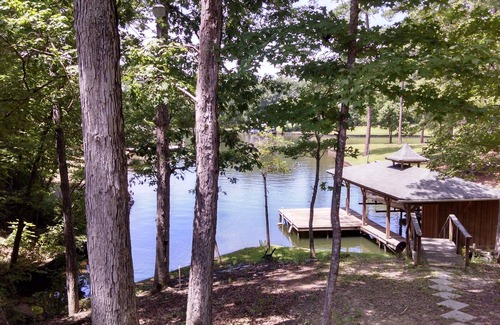 Eatonton Cabin | Deep Water Cove, WI-FI, Great Swimming & Fishing, peaceful from lake traffic.
