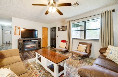Smithville House | 'Deer Camp Run' Escape w/ Hot Tub & Game Room